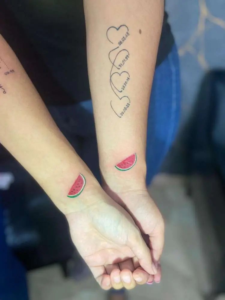 Opção de tatuagem de amigas