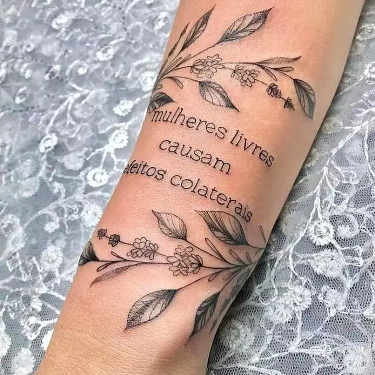tatuagem escrita Mulheres livres causam efeitos colaterais. no braço