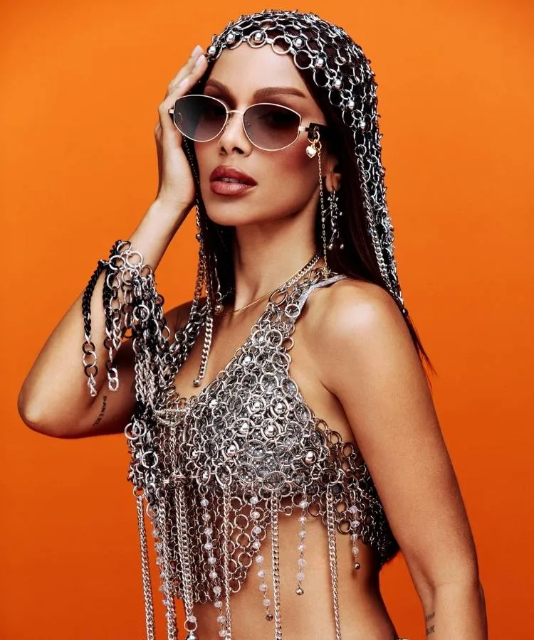 Foto de Anitta usando óculos de sol com berloques da Chilli Beans