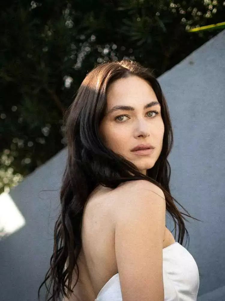 Mulher não-modelo com mais de 30 anos em ensaio fotográfico, usando vestido tomara que caia e sombra de maquiagem neutra