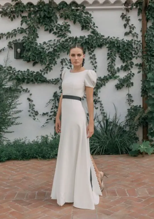 Vestido manga bufante curta e saia levemente evasê