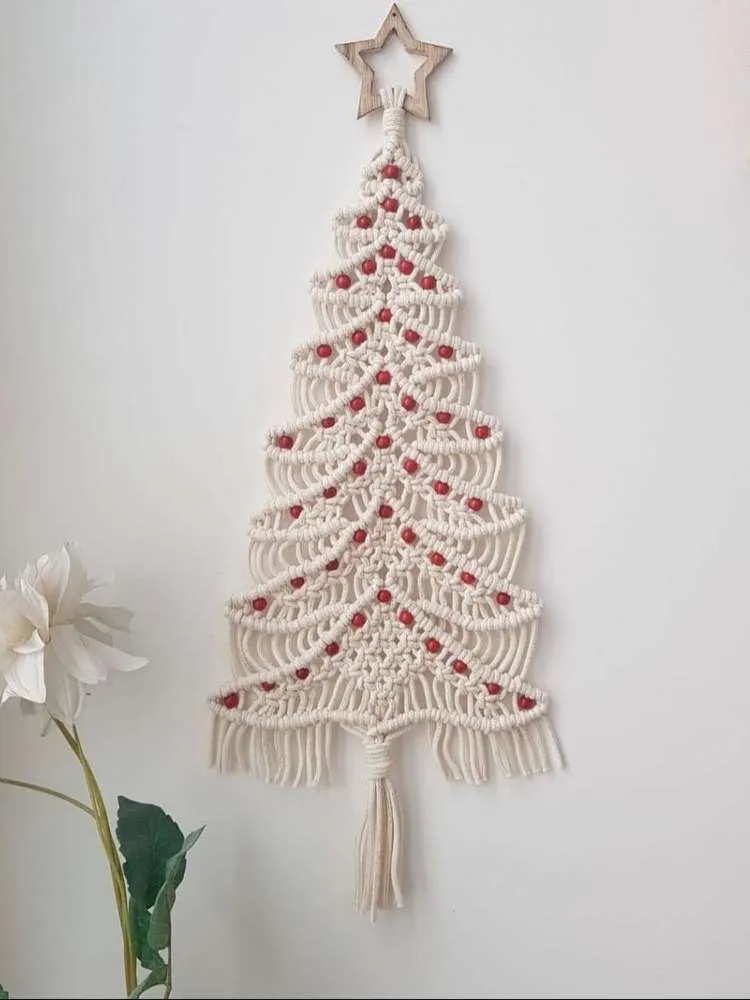 Árvore de Natal em macramê bege com detalhes em vermelho.