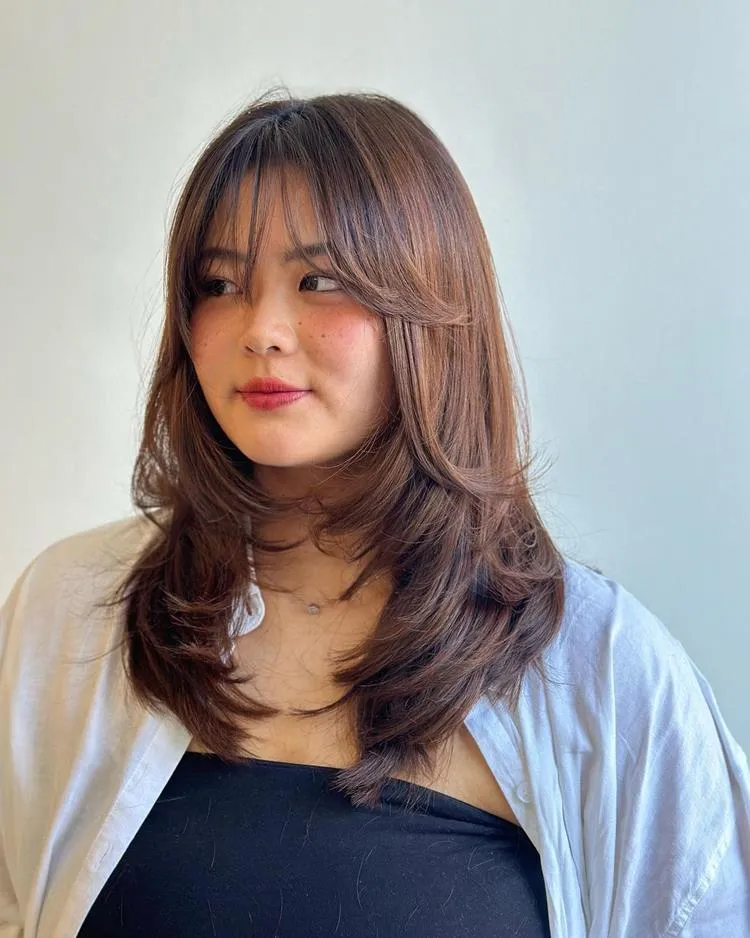 mulher de cabelo médio liso em camadas e franja média