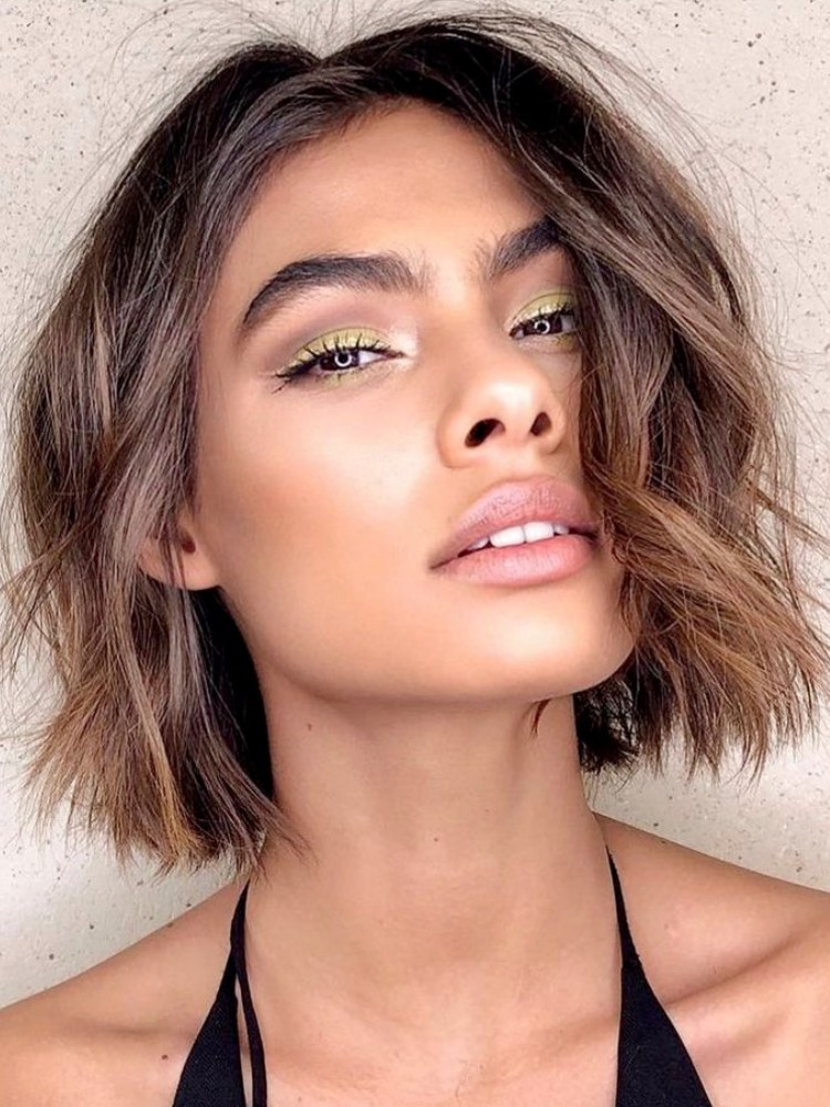 Mulher de pele morena com cabelo curto repicado