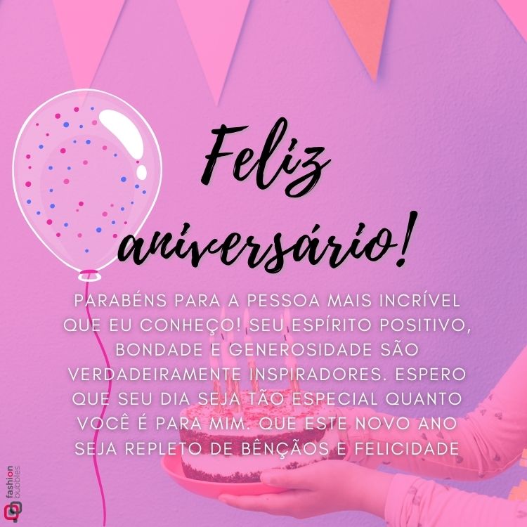 Foto de pessoa segurando bolo com velas com filtro rosa e bexiga branca com detalhes coloridos, além de frase "Feliz aniversário para a pessoa mais incrível que eu conheço! Seu espírito positivo, bondade e generosidade são verdadeiramente inspiradores. Espero que seu dia seja tão especial quanto você é para mim. Que este novo ano seja repleto de bênçãos e felicidade."