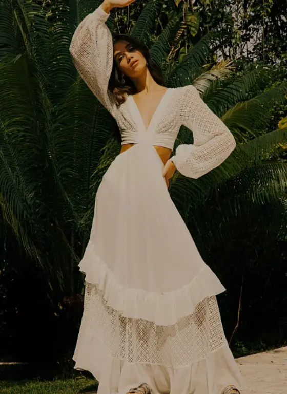 Modelo usa vestido longo branco com recorte cintura