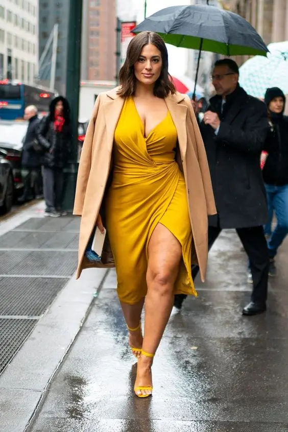 Foto de Ashley Graham de Vestido amarelo com blazer bege - Sou Plus Size 