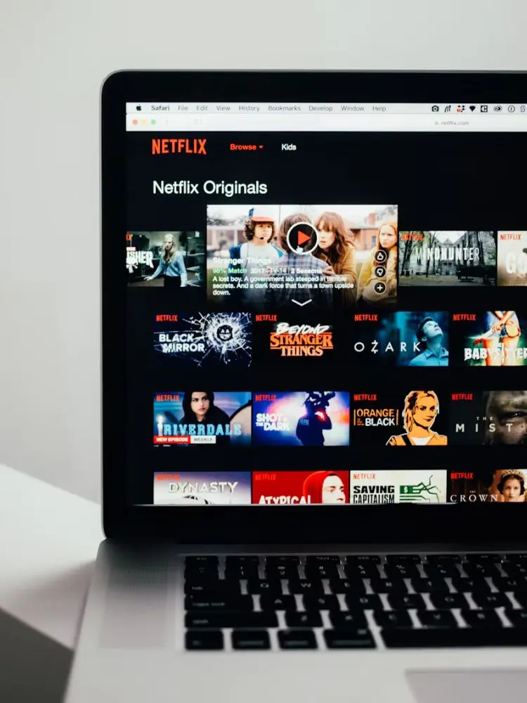 foto de notebook com tela aberta na Netflix, mostrando peças de audiovisual que influenciam nos cassinos online