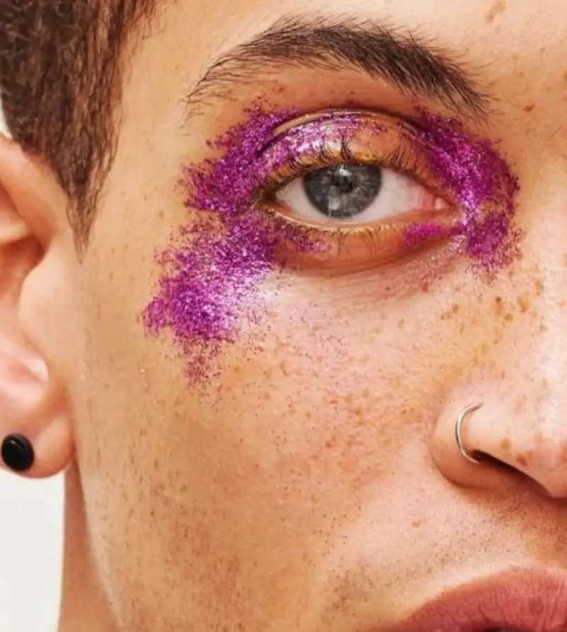 Maquiagem de olho masculina para carnaval com glitter rosa