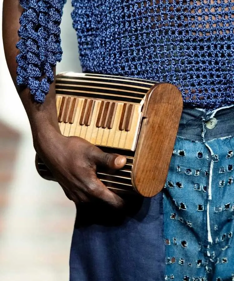 Foto de bolsa de madeira que imita teclado musical