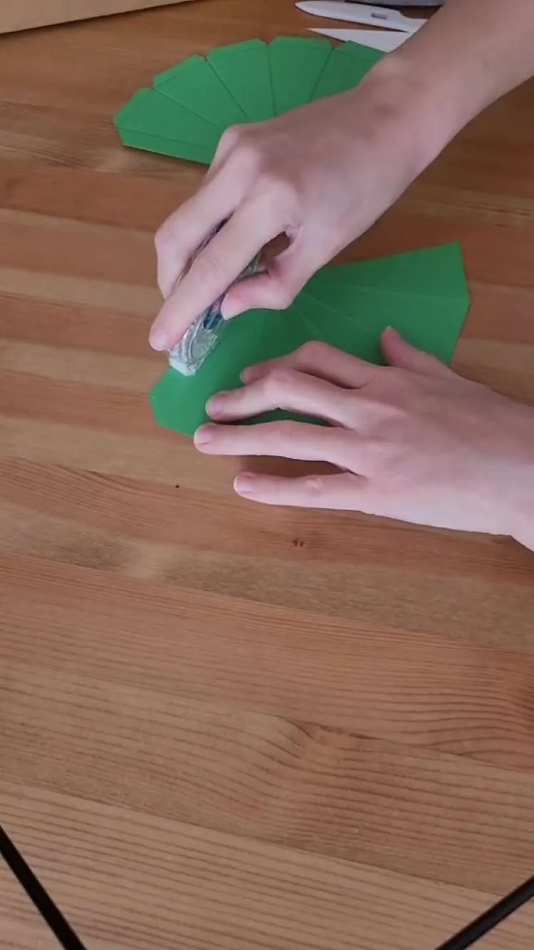 Colando aba do passo a passo de prisma para tiara de Halloween