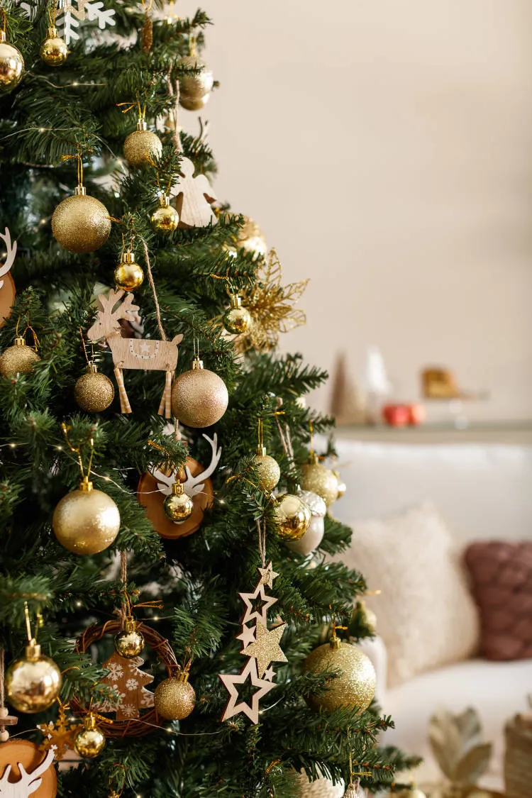 Árvore de natal com enfeites dourados. Campanha Natal Renovado oferece enfeites para árvore de natal.