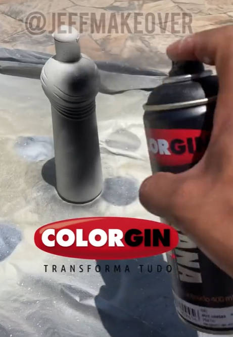 Pintando a embalagem de preto.
