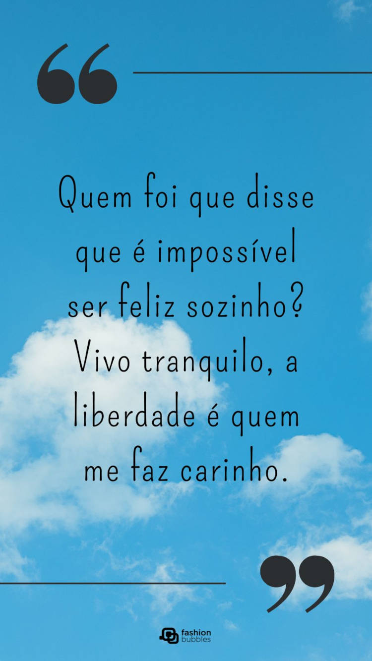 Foto de céu com frase "Quem foi que disse que é impossível ser feliz sozinho? Vivo tranquilo, a liberdade é quem me faz carinho."
