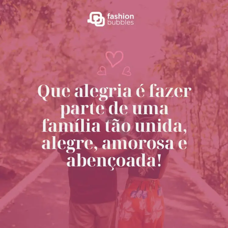 Frase sobre a alegria de ter uma família unida sobre imagem de pais com filho. Mensagem de alegria