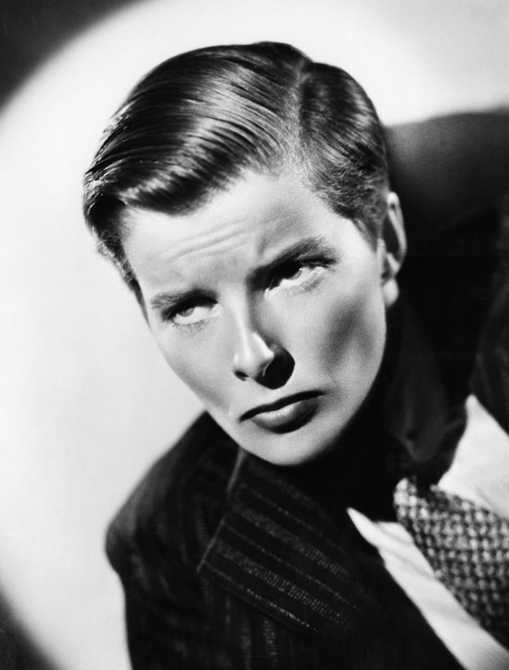 Katherine Hepburn vestida com gravata e terninho feminino no filme Sylvia Scarlett, de 1936.