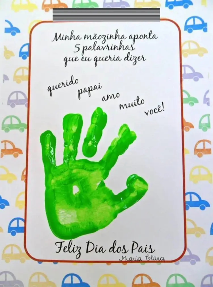 Cartão virtual com fundo de carrinhos coloridos, prancheta branca com frase "minha mãozinha aponta 5 palavrinhas que eu queria dizer" e a mão da criança em tinta com verde. 