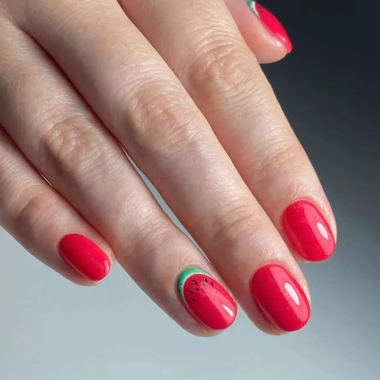 Unhas vermelhas decoradas na filha única com decoração melancia 