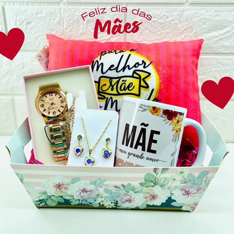 cesta, com relógio, almofada, caneca personalizada e conjunto de brincos com colar