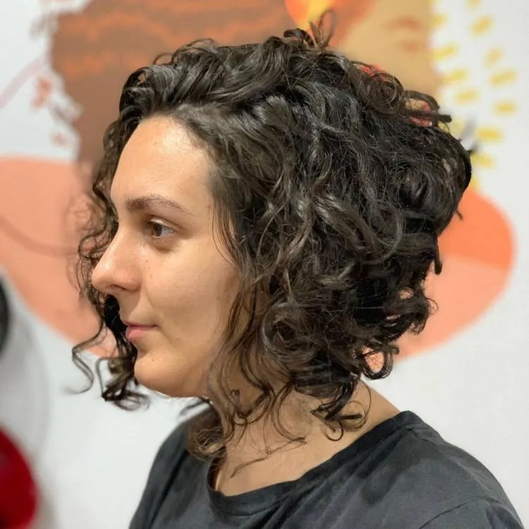 Mulher com corte chanel e cabelo enrolado