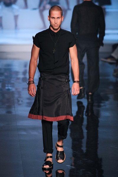 Homens de saia em looks super estilosos - tendência 2016 e 2017 (10)