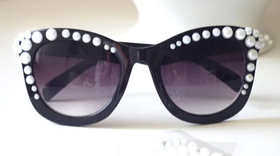 Oculos de sol com detalhes customizados