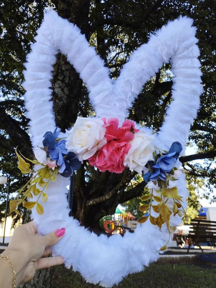 Enfeite de porta em formato de coelho feito com pompom e flores