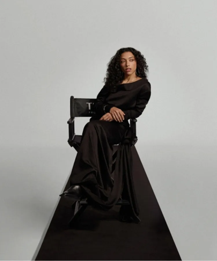 Foto da atriz Alice Carvalho com novo visual antes do Oscar 2026