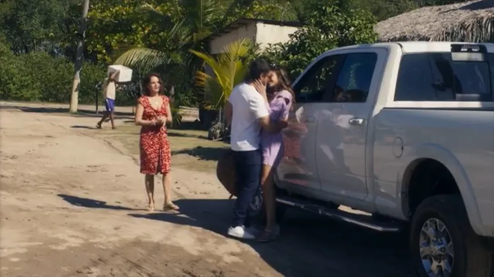 Ari beijando uma mulher e Núbia olhando 