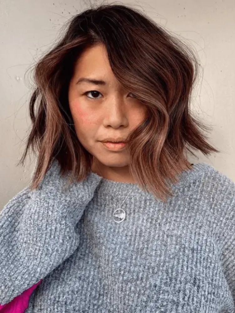 Mulher de origem asiática com cabelo curto em camadas 