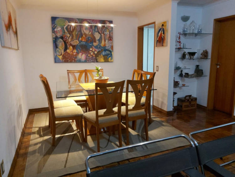 Antes da sala de jantar se transformar em um home theater no apartamento decorado antes e depois.