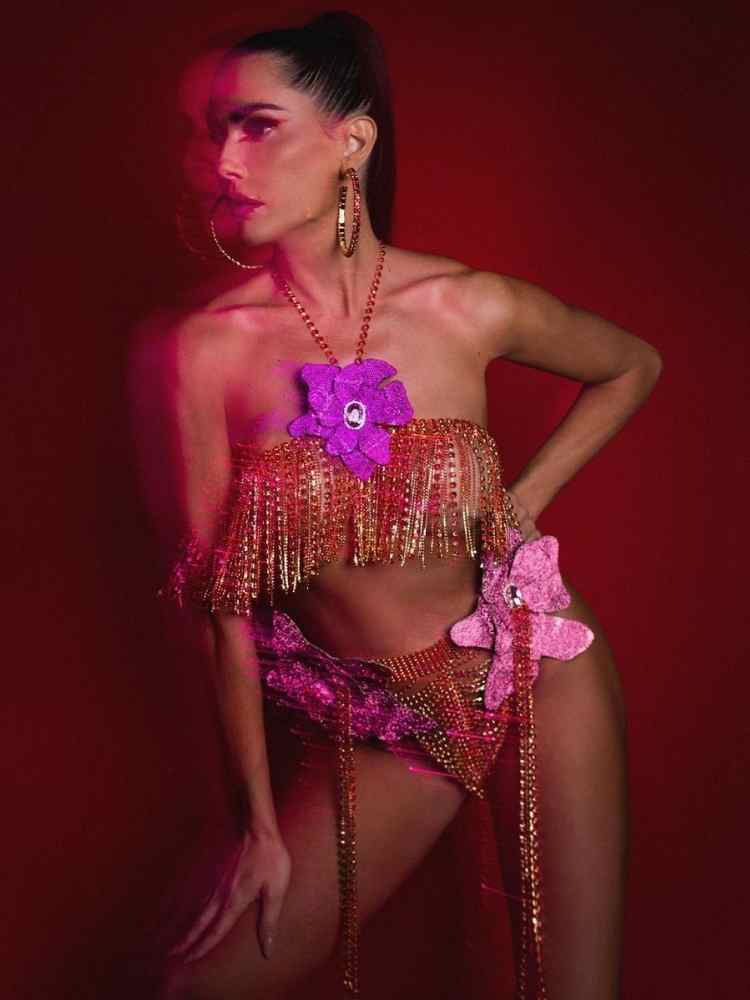 Deborah Secco fantasia dourada com flor.