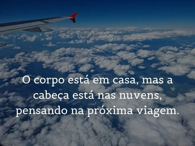 frase sobre voltar de viagem sobre foto de céu e asa de avião