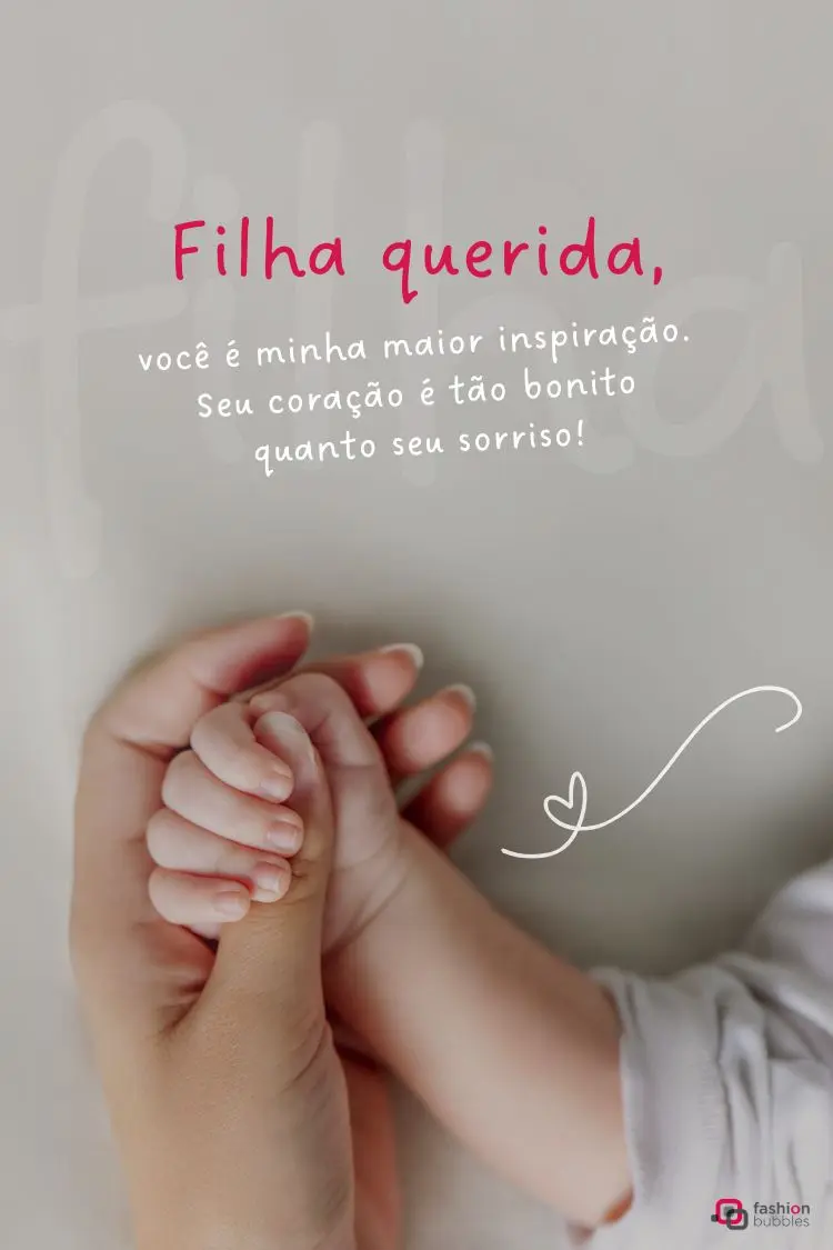 Mão de um adulto segura o dedo mínimo de um bebê, transmitindo ternura. A imagem, com texto sobre o amor por uma filha, destaca a delicadeza do vínculo entre pais e filhos.