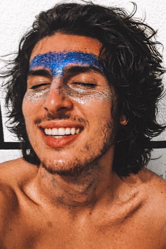 Selfie de homem com glitter azul e dourado