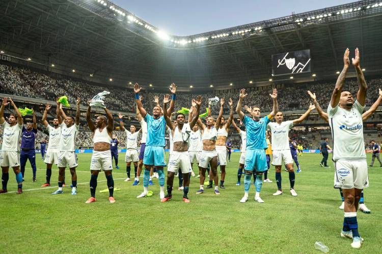Elenco do Cruzeiro usando segundo uniforme e comemorando a vitória em cima do Atlético Mineiro na Arena MRV.