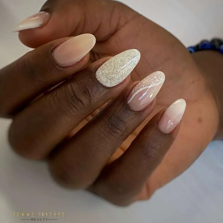 Unha amendoada decorada nas cores: rosa natural + branco + glitter prata. Arte: