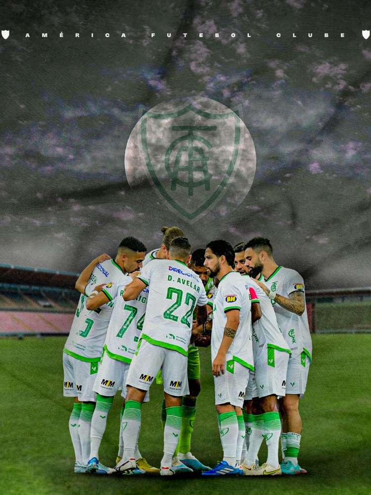 Elenco do América-MG usando a camisa 2 reunido em círculo. Acima, há uma montagem do céu com o escudo do clube mineiro.