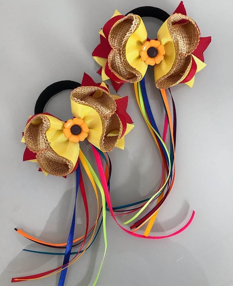 Adereço de festa junina com laços e fitas coloridas