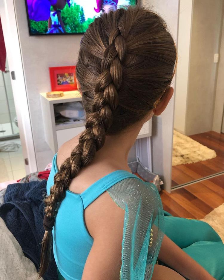 menina de costas com penteado de trança embutida em cabelo castanho liso