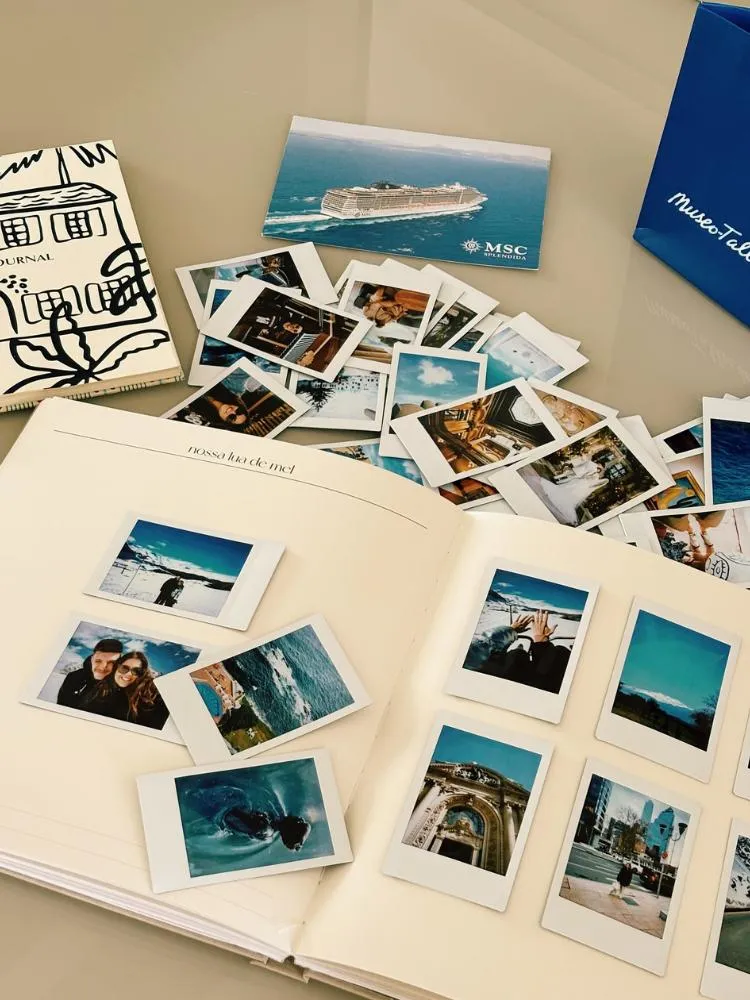 Livro de memórias aberto com fotos 