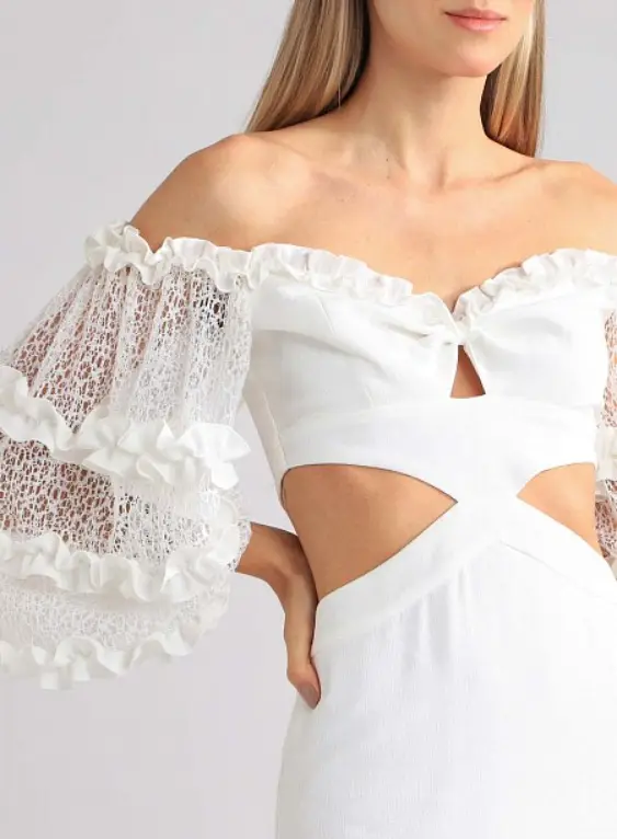 Modelo usa vestido branco com recorte cintura e manga bufante