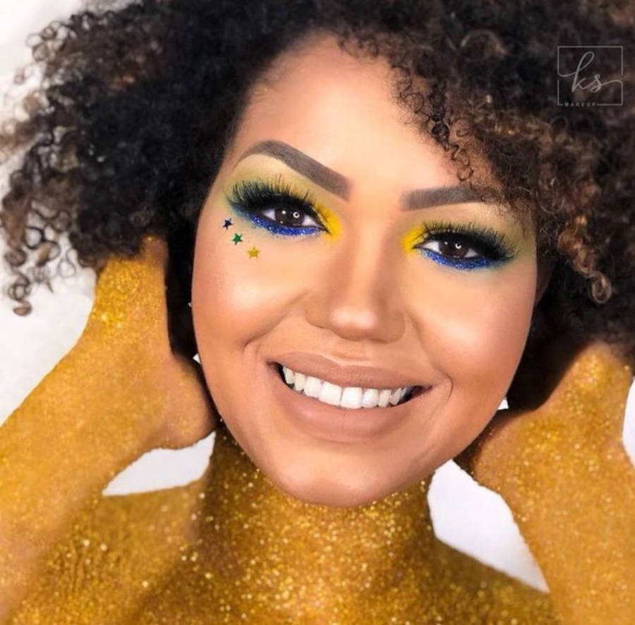 Foto de mulher fantasiada para copa com o corpo todo de glitter
