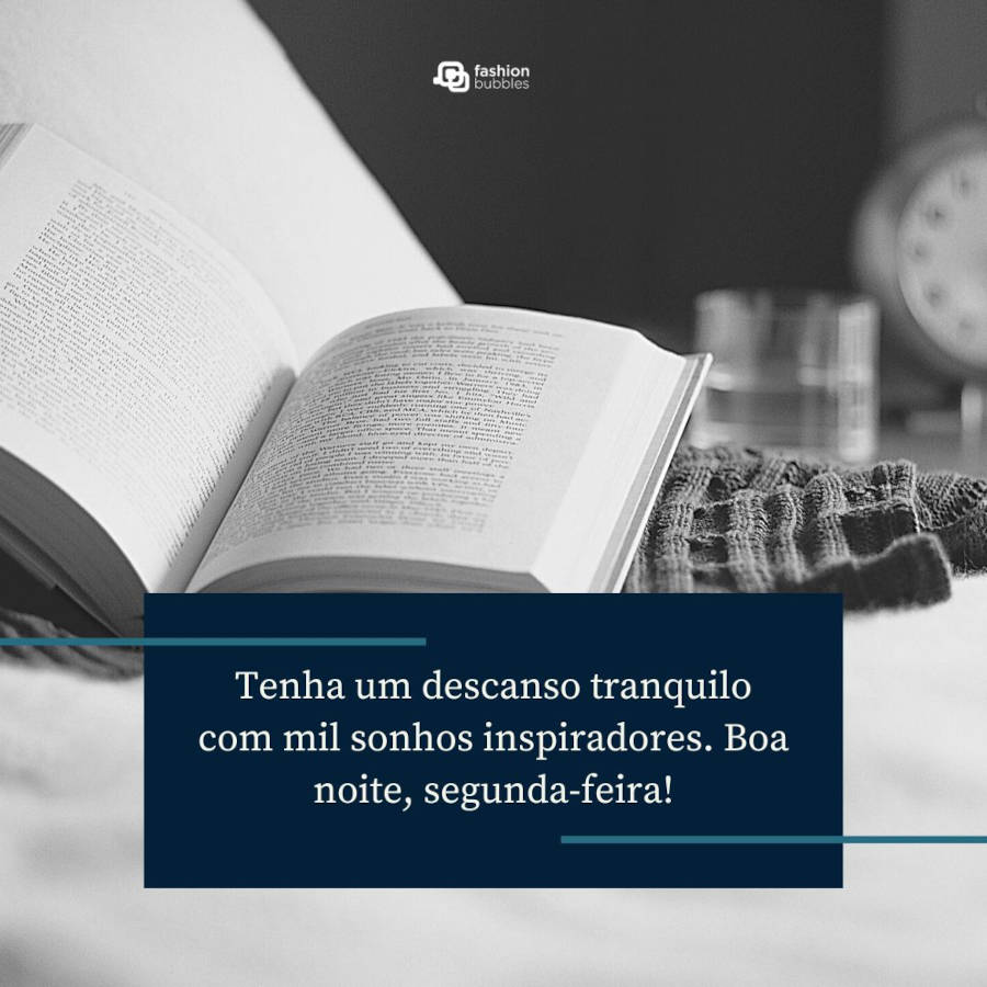 Imagem de livro em preto e branco com retângulo azul com frase "Tenha um descanso tranquilo com mil sonhos inspiradores. Boa noite, segunda-feira!"