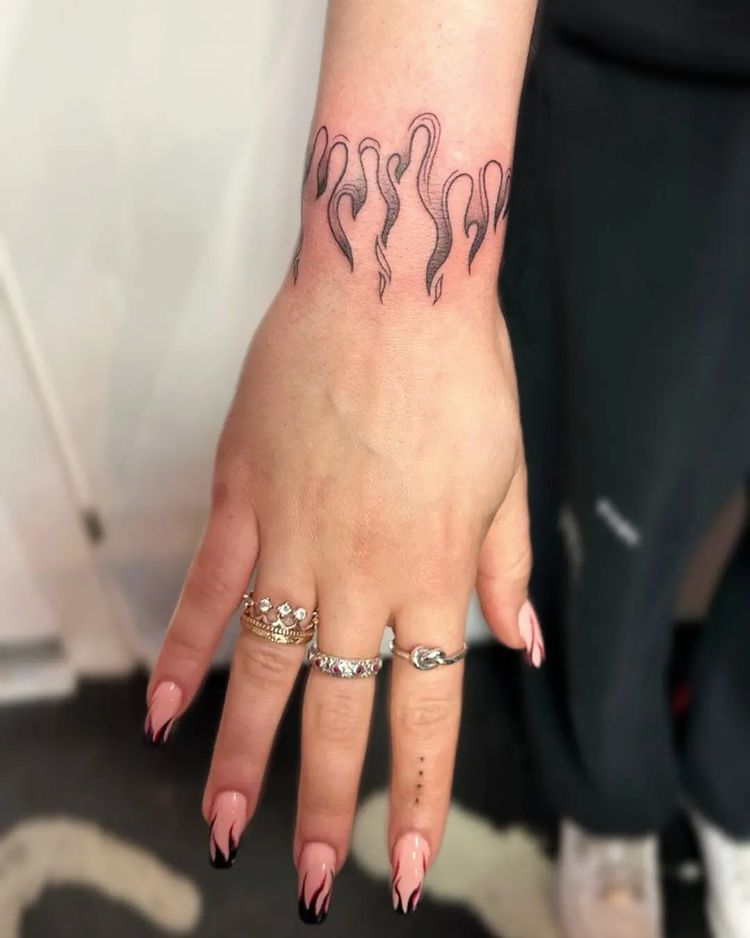 tatuagem que imita bracelete