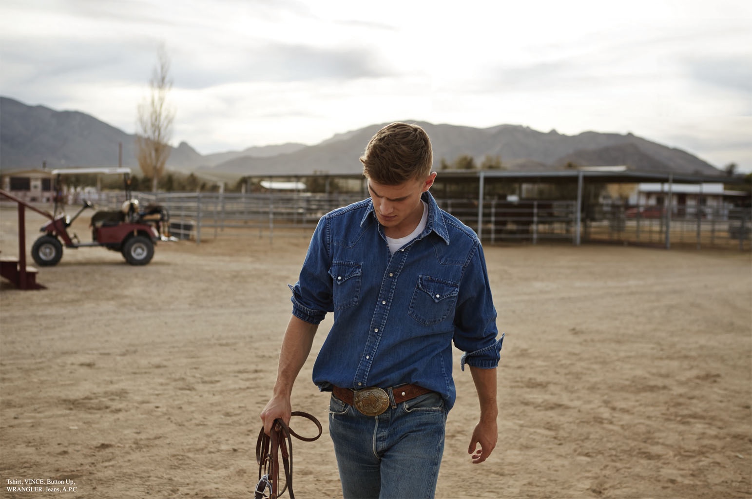 Homem com look jeans country