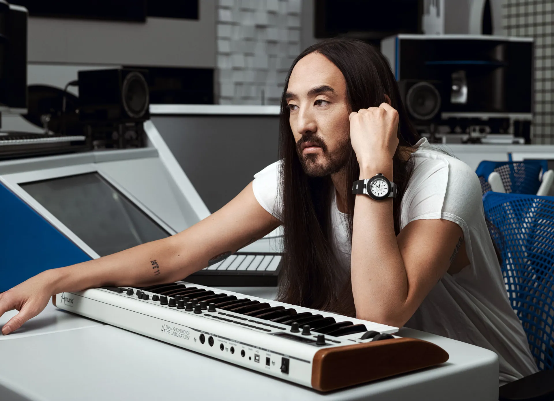 DJ na mesa de som.