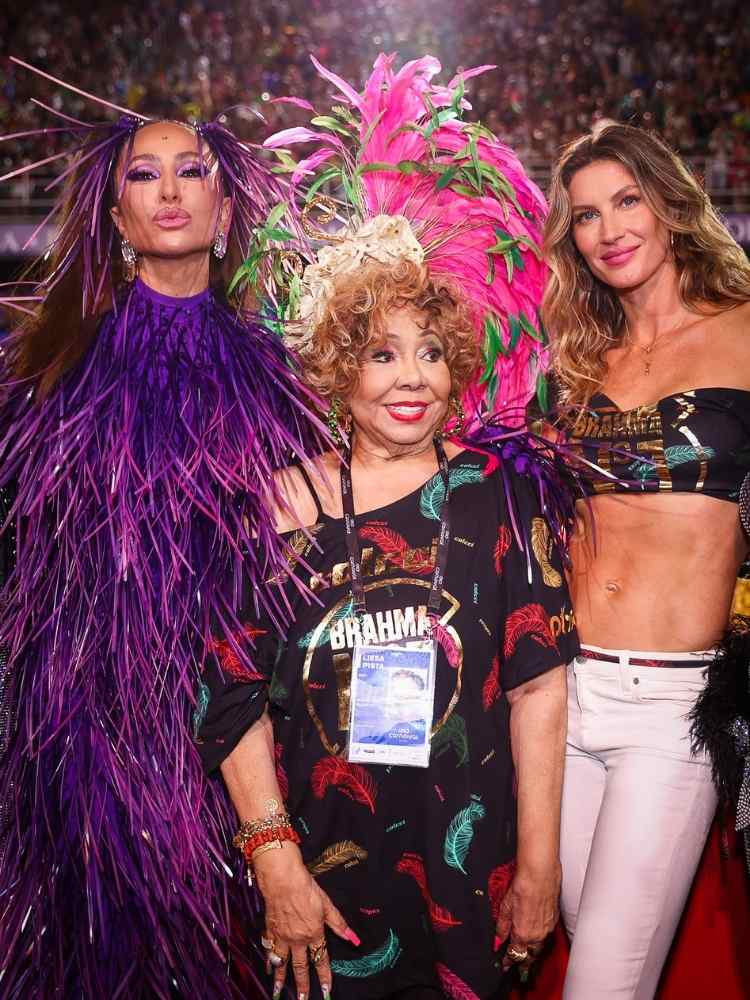 Sabrina Sato, com fantasia roxa, Alcione, com vestido de estampa de penas e tiara de penas pink, e Gisele, de abadá customizado em cropped + calça branca, no Carnaval 2023.