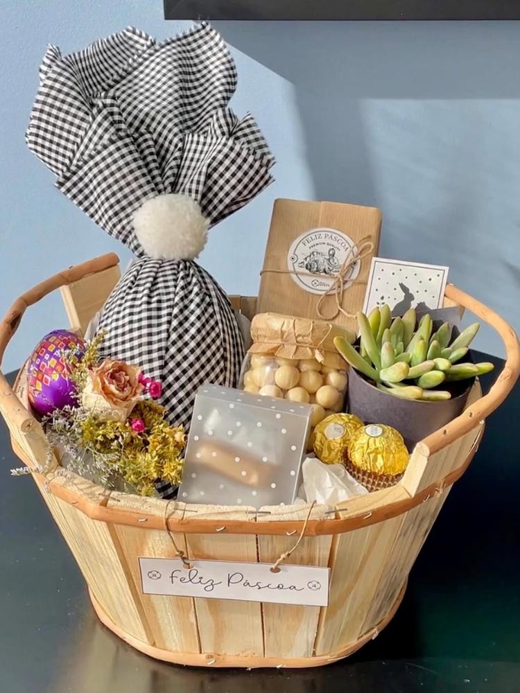 Cesta com ovo, planta, bombons e cartão 
