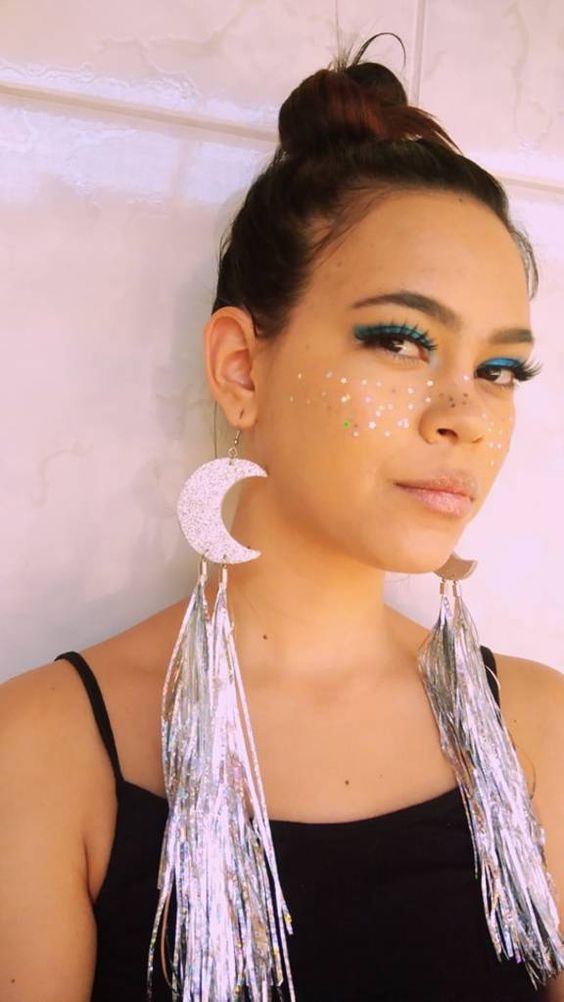 brinco de carnaval com lua e franjas metalizadas